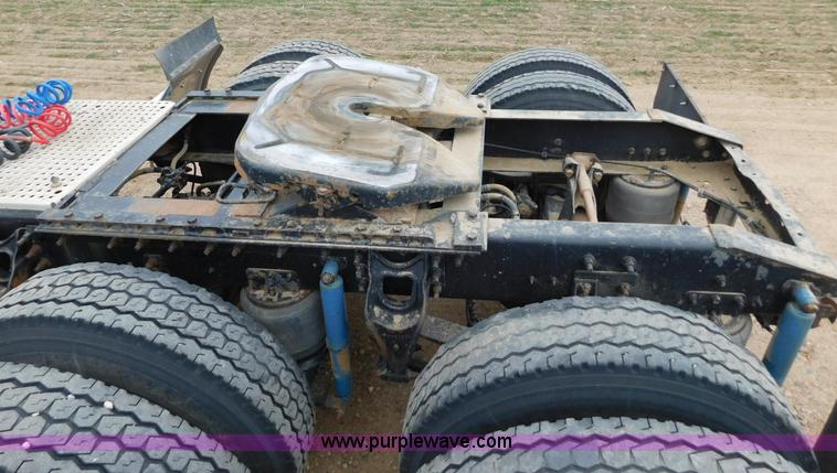 image for item J6830 1999 International 9200 semi truck