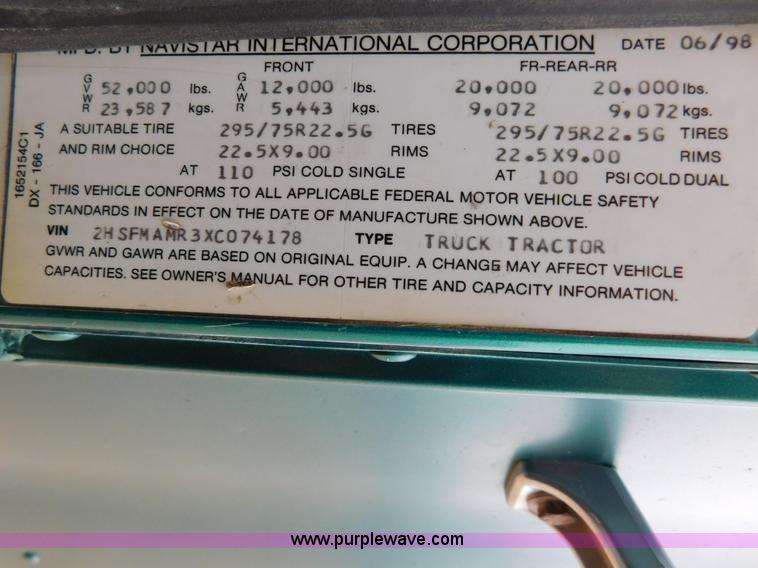 image for item J6830 1999 International 9200 semi truck