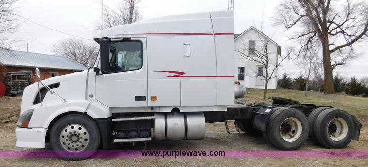 image for item J7386 2007 Volvo VNL 630 10th Anniversary Series semi truck