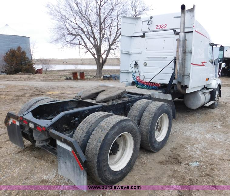 image for item J7386 2007 Volvo VNL 630 10th Anniversary Series semi truck