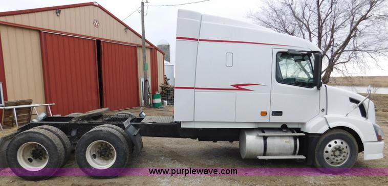 image for item J7386 2007 Volvo VNL 630 10th Anniversary Series semi truck
