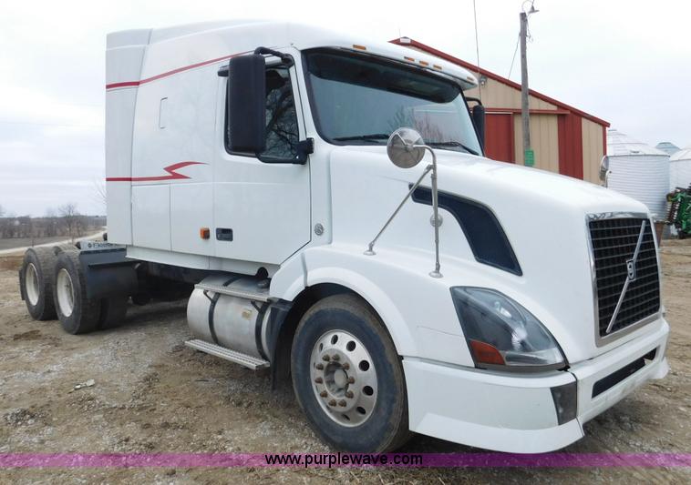 image for item J7386 2007 Volvo VNL 630 10th Anniversary Series semi truck