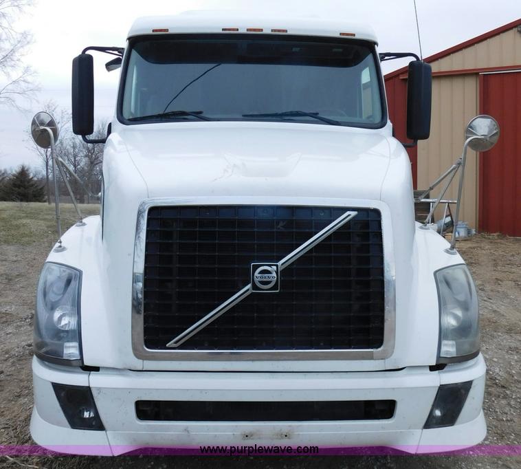 image for item J7386 2007 Volvo VNL 630 10th Anniversary Series semi truck