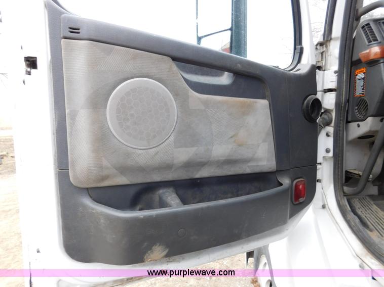 image for item J7386 2007 Volvo VNL 630 10th Anniversary Series semi truck