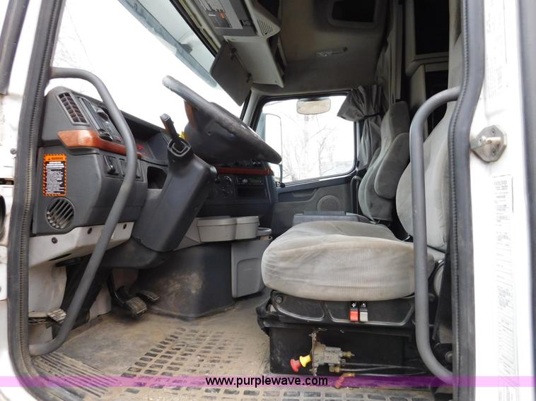 image for item J7386 2007 Volvo VNL 630 10th Anniversary Series semi truck