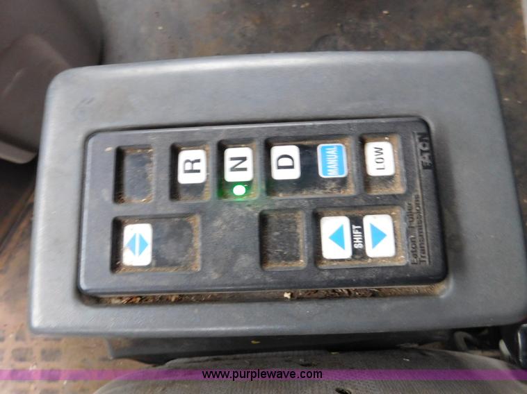 image for item J7386 2007 Volvo VNL 630 10th Anniversary Series semi truck