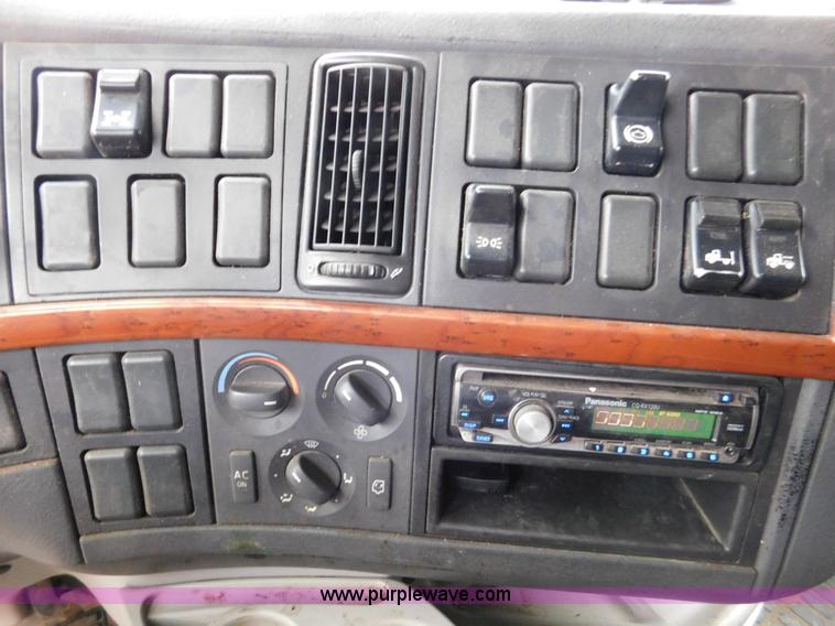 image for item J7386 2007 Volvo VNL 630 10th Anniversary Series semi truck