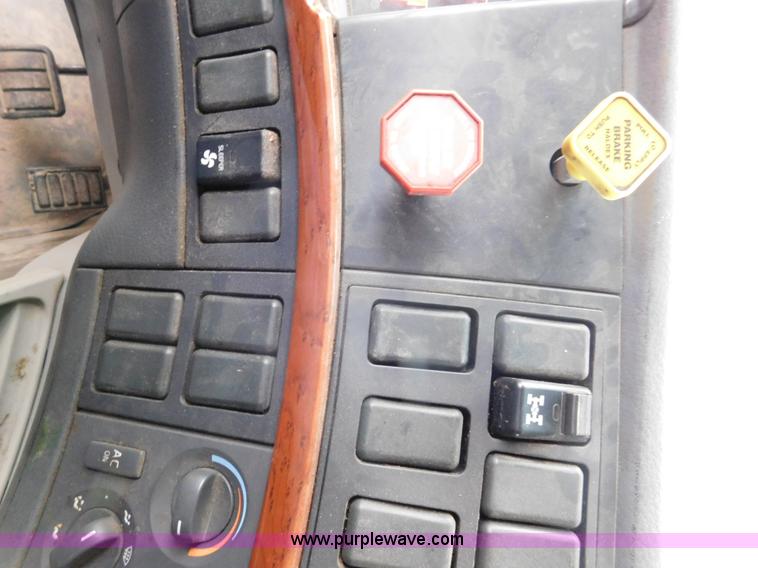 image for item J7386 2007 Volvo VNL 630 10th Anniversary Series semi truck