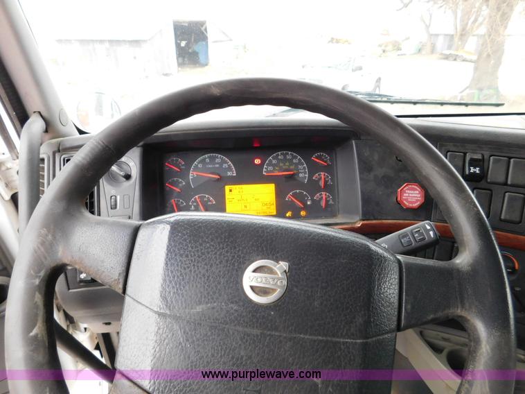 image for item J7386 2007 Volvo VNL 630 10th Anniversary Series semi truck