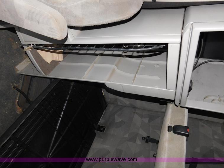 image for item J7386 2007 Volvo VNL 630 10th Anniversary Series semi truck