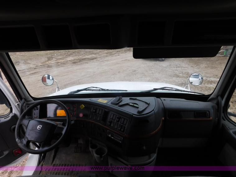 image for item J7386 2007 Volvo VNL 630 10th Anniversary Series semi truck