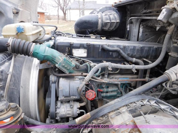 image for item J7386 2007 Volvo VNL 630 10th Anniversary Series semi truck