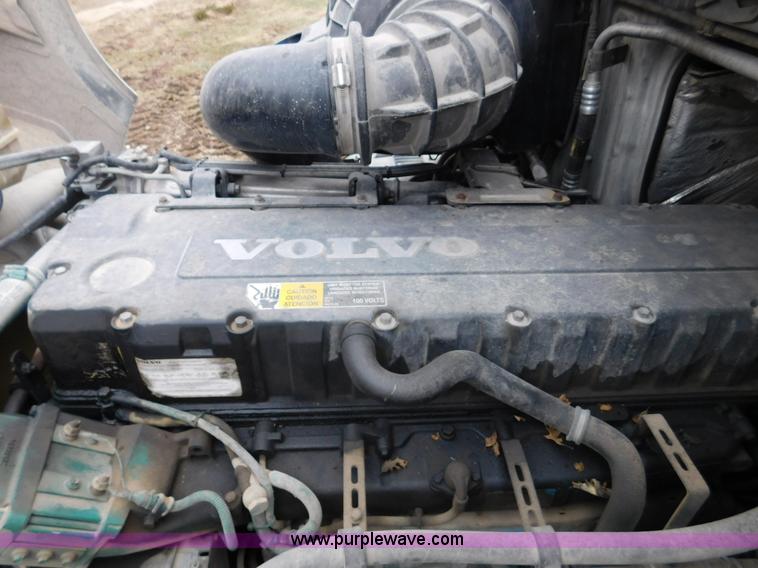 image for item J7386 2007 Volvo VNL 630 10th Anniversary Series semi truck