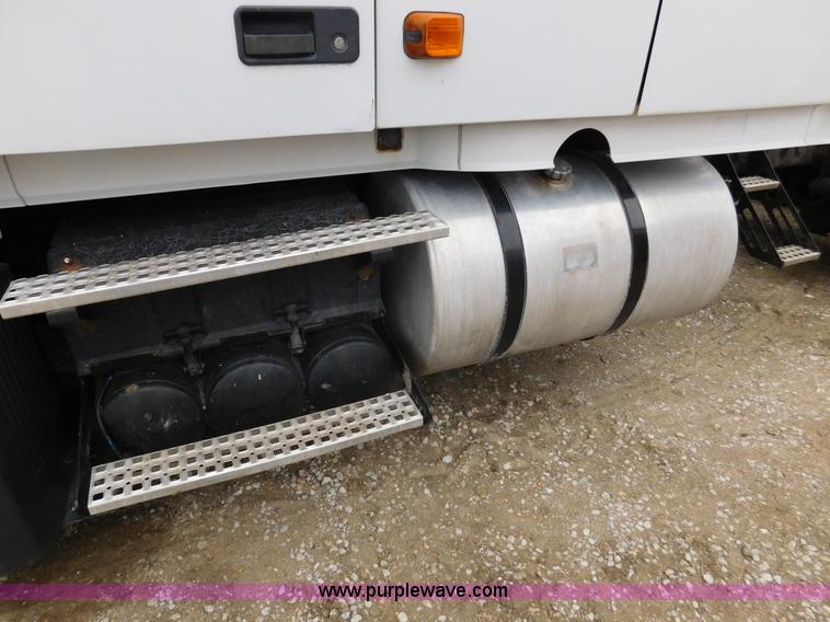 image for item J7386 2007 Volvo VNL 630 10th Anniversary Series semi truck