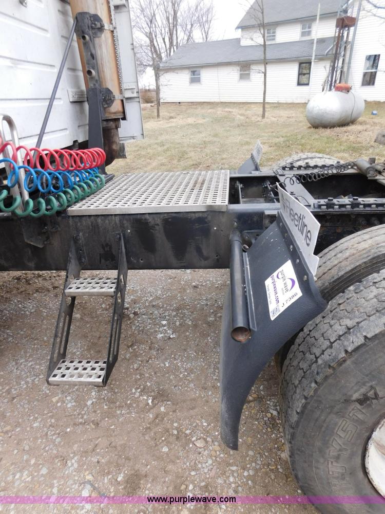 image for item J7386 2007 Volvo VNL 630 10th Anniversary Series semi truck