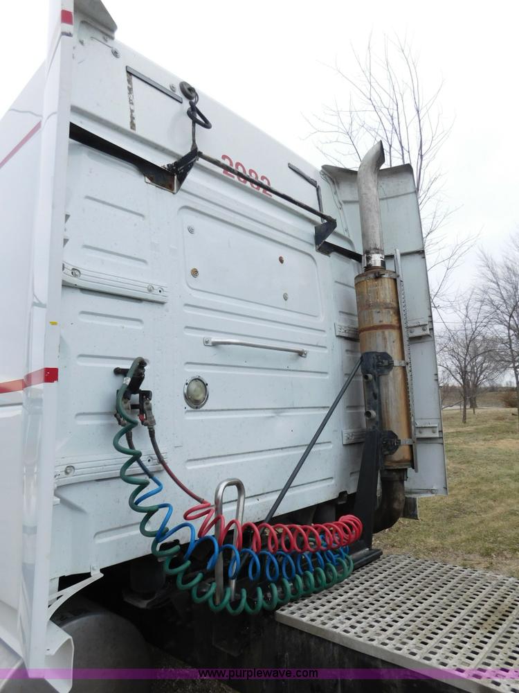 image for item J7386 2007 Volvo VNL 630 10th Anniversary Series semi truck