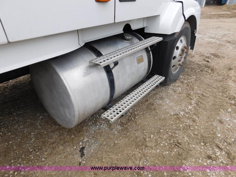 image for item J7386 2007 Volvo VNL 630 10th Anniversary Series semi truck