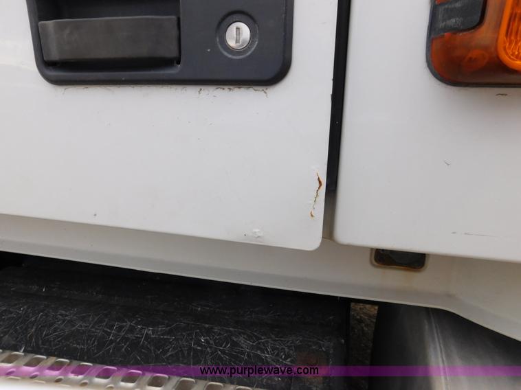 image for item J7386 2007 Volvo VNL 630 10th Anniversary Series semi truck