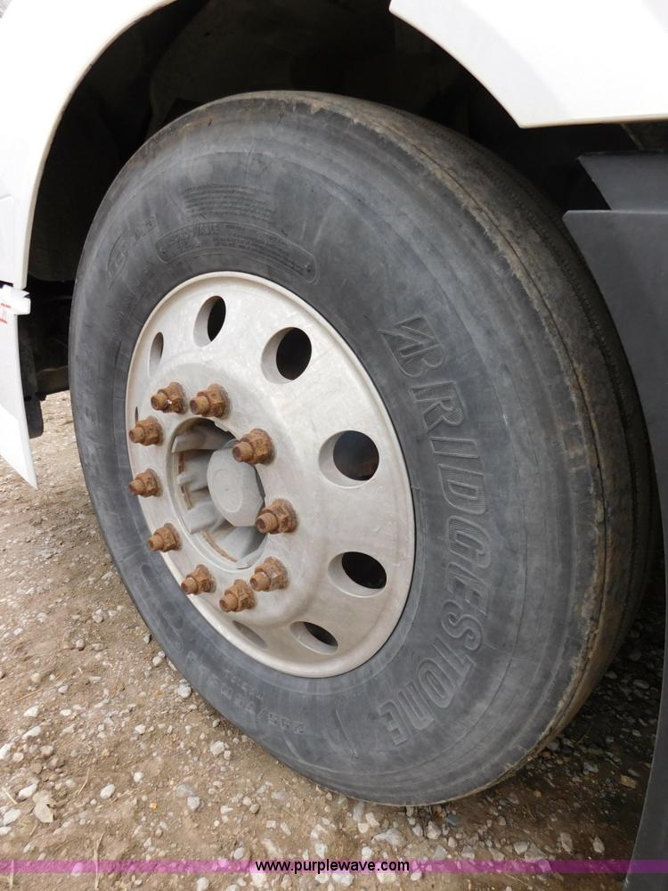 image for item J7386 2007 Volvo VNL 630 10th Anniversary Series semi truck