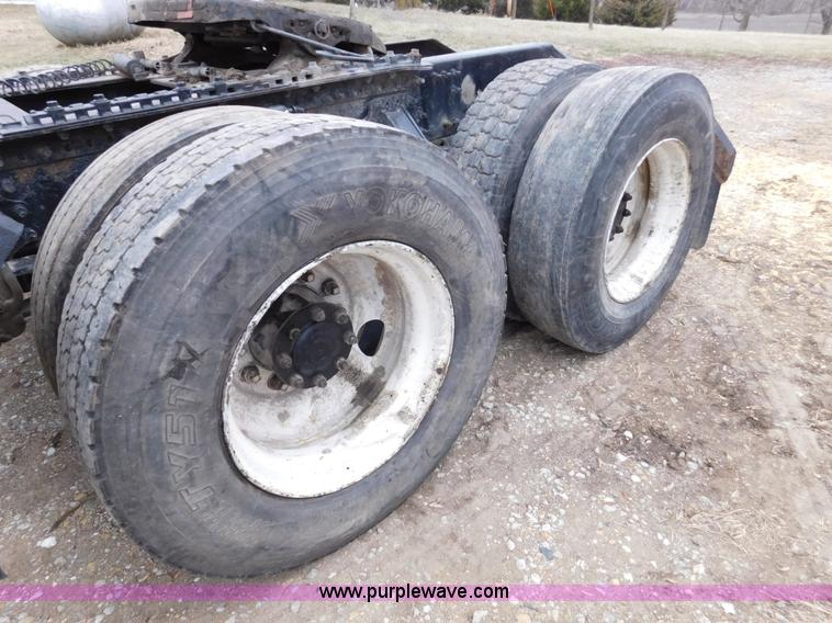 image for item J7386 2007 Volvo VNL 630 10th Anniversary Series semi truck