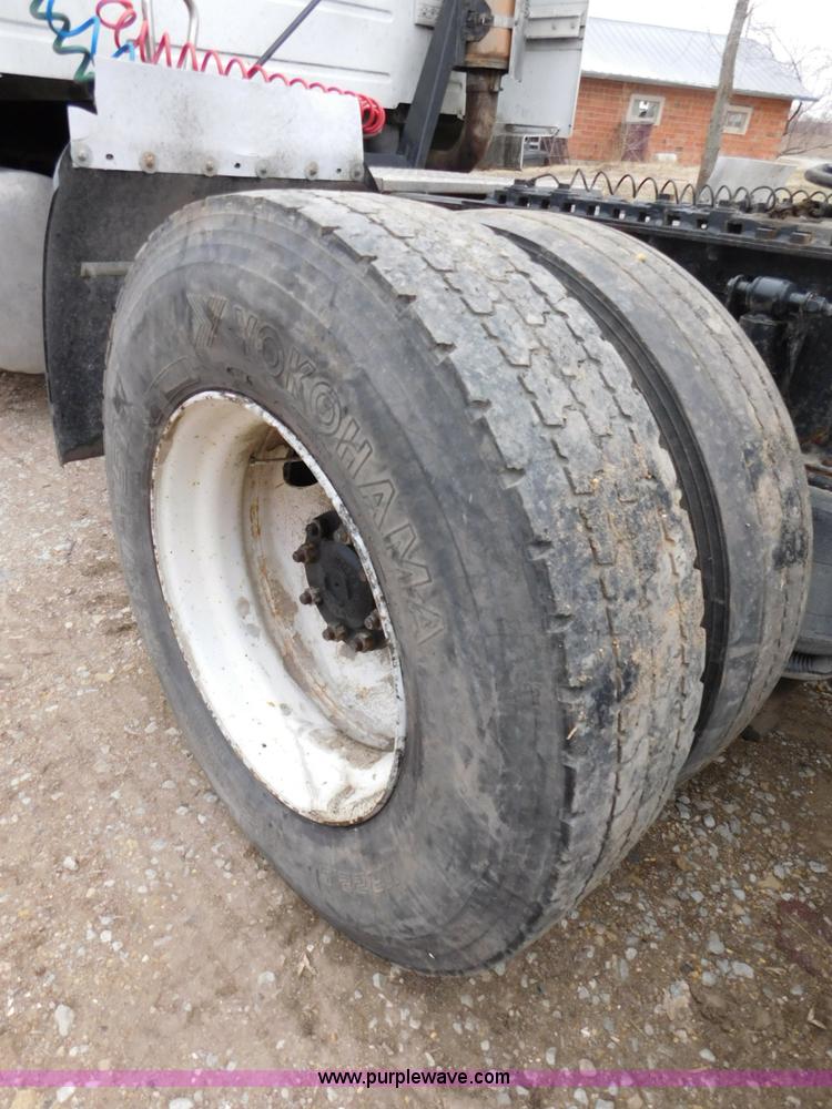 image for item J7386 2007 Volvo VNL 630 10th Anniversary Series semi truck