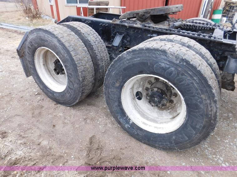 image for item J7386 2007 Volvo VNL 630 10th Anniversary Series semi truck