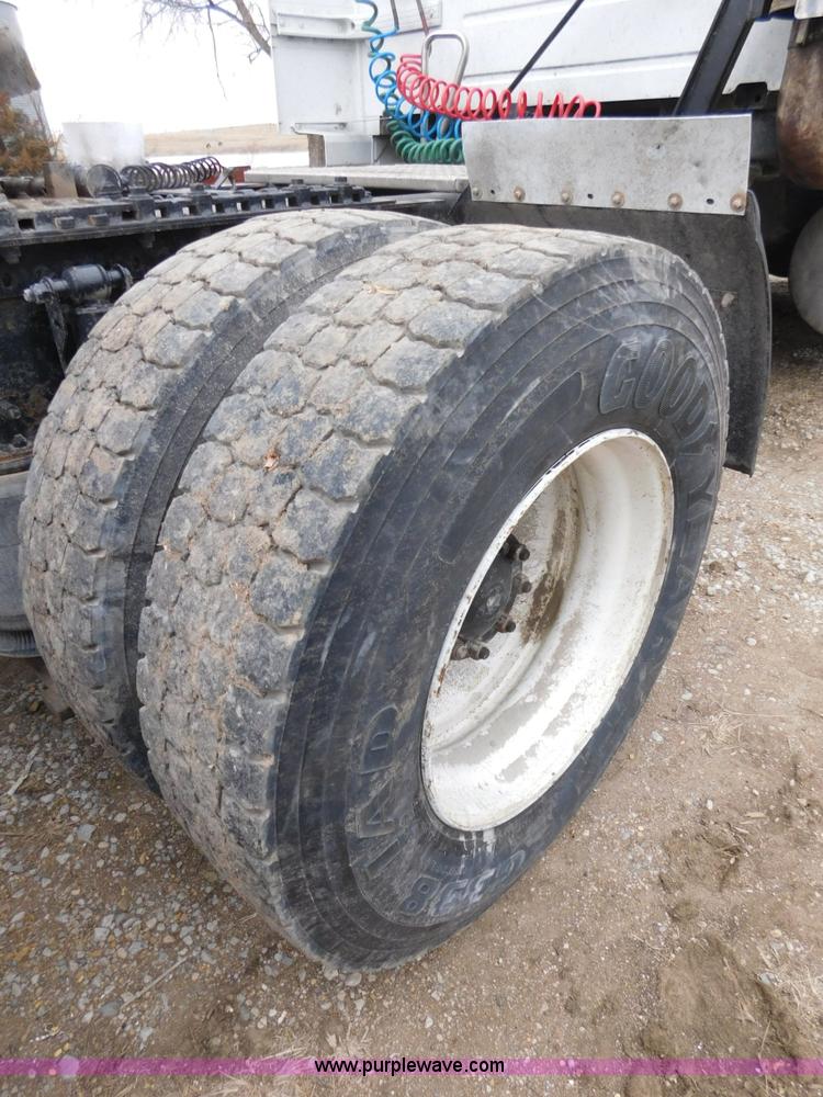 image for item J7386 2007 Volvo VNL 630 10th Anniversary Series semi truck