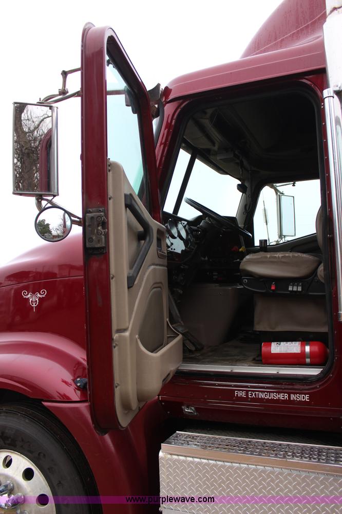 image for item J7700 2006 International 9400i semi truck