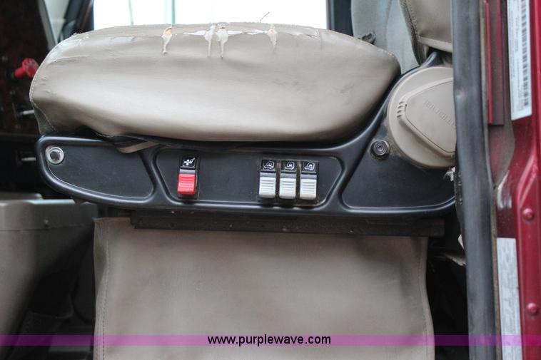 image for item J7700 2006 International 9400i semi truck