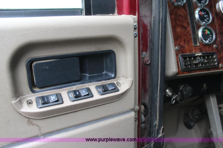 image for item J7700 2006 International 9400i semi truck