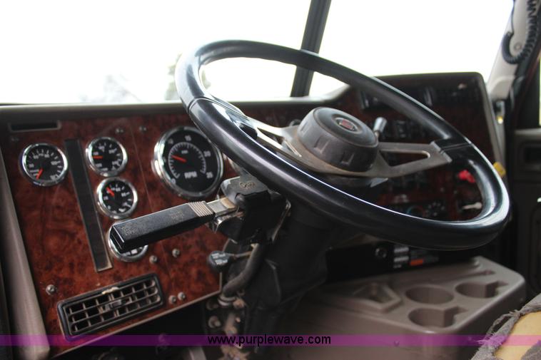 image for item J7700 2006 International 9400i semi truck