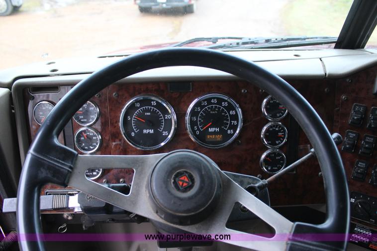 image for item J7700 2006 International 9400i semi truck