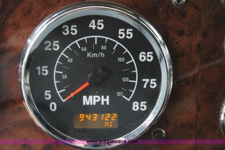 image for item J7700 2006 International 9400i semi truck