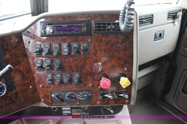 image for item J7700 2006 International 9400i semi truck