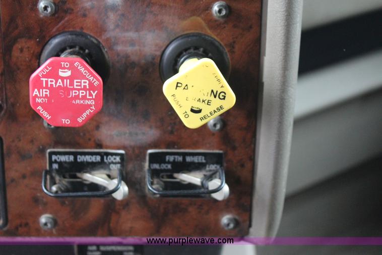 image for item J7700 2006 International 9400i semi truck