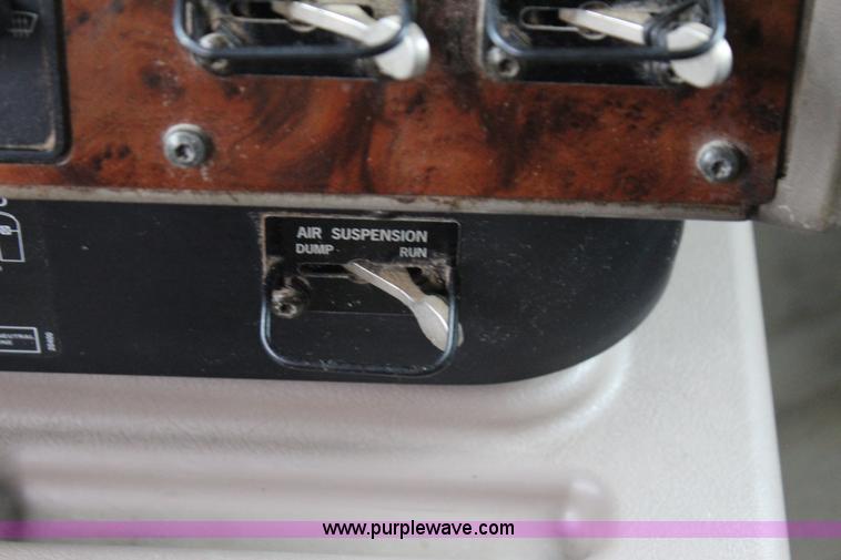 image for item J7700 2006 International 9400i semi truck