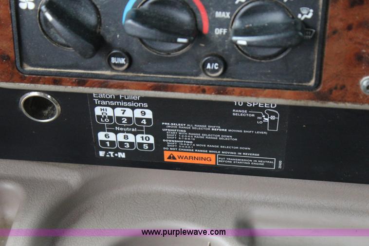 image for item J7700 2006 International 9400i semi truck