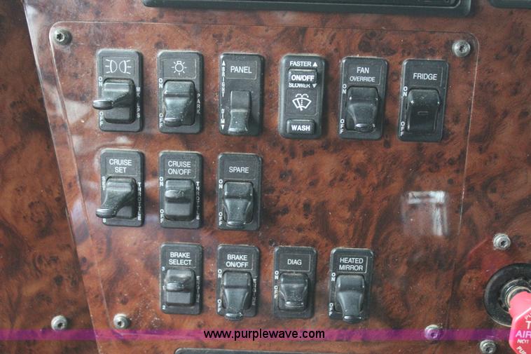 image for item J7700 2006 International 9400i semi truck