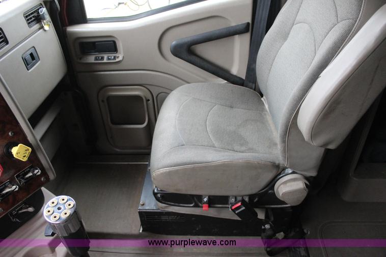 image for item J7700 2006 International 9400i semi truck