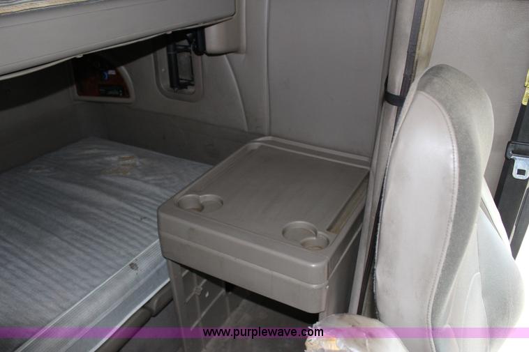 image for item J7700 2006 International 9400i semi truck