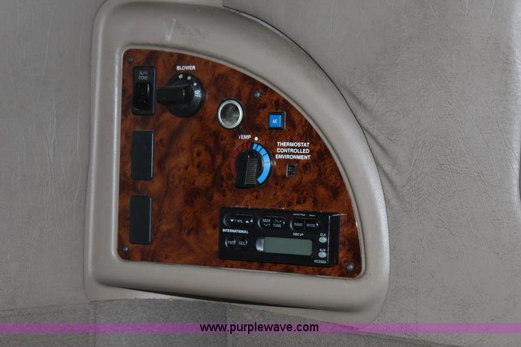 image for item J7700 2006 International 9400i semi truck