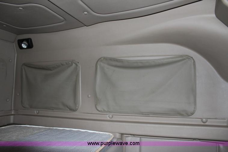 image for item J7700 2006 International 9400i semi truck