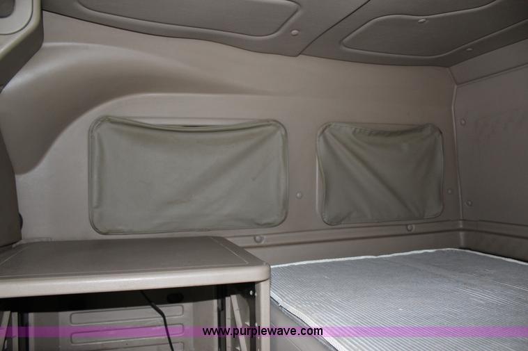 image for item J7700 2006 International 9400i semi truck