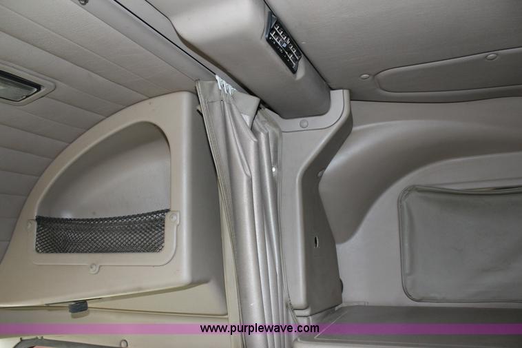 image for item J7700 2006 International 9400i semi truck