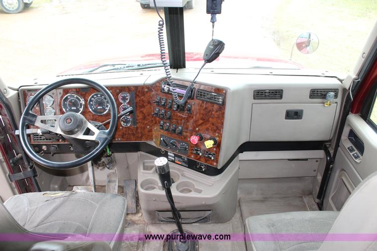 image for item J7700 2006 International 9400i semi truck