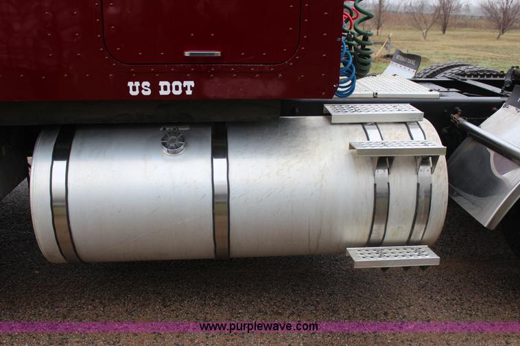 image for item J7700 2006 International 9400i semi truck