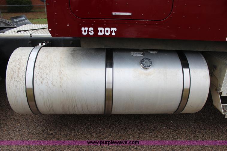 image for item J7700 2006 International 9400i semi truck