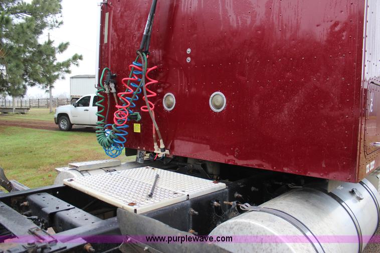 image for item J7700 2006 International 9400i semi truck