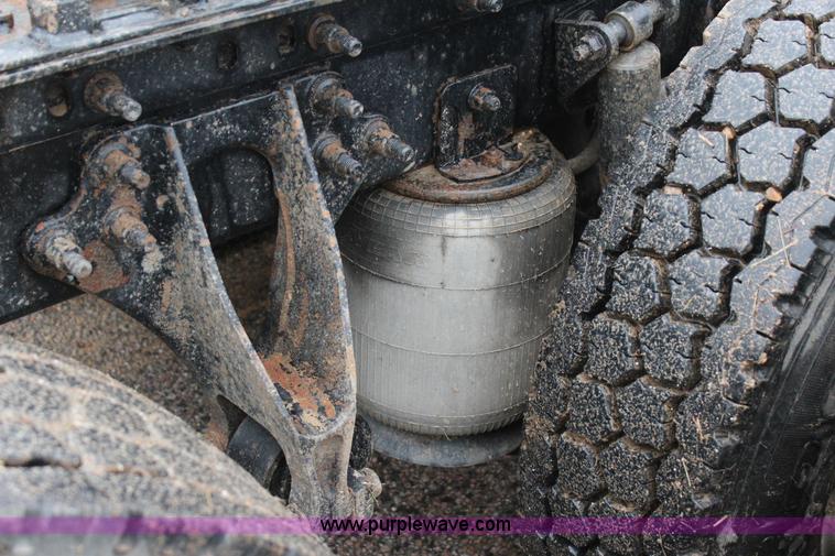 image for item J7700 2006 International 9400i semi truck