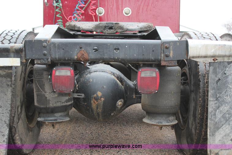 image for item J7700 2006 International 9400i semi truck